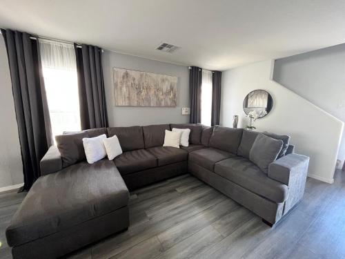 Beautiful 2 story home 20 minutes from the strip, Las Vegas