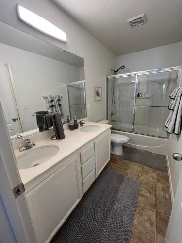 Beautiful 2 story home 20 minutes from the strip