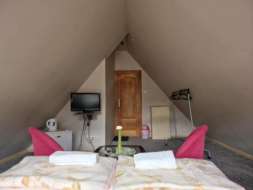 2 twin beds