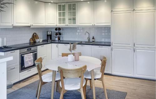Kitchen, 1 Bedroom Amazing Home In Kristinehamn in Nybble