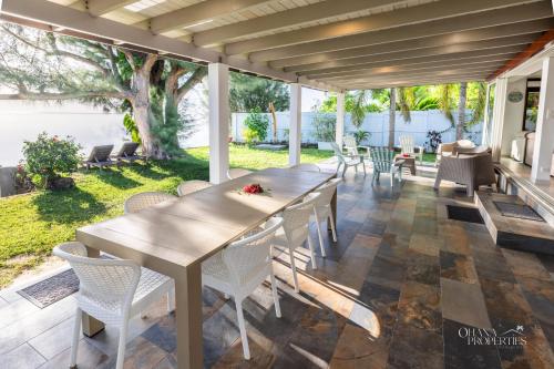Villa Vanaki - Beachfront Villa 4BR w AC in Nu'urua