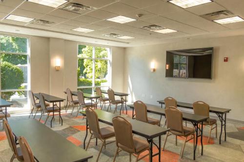 Comfort Inn & Suites - image 43