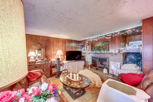 ‘Rustic Chic’ Retreat: 4 Mi to Kennywood! in West Mifflin (PA)