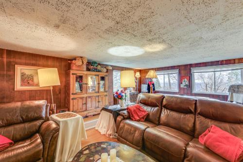 ‘Rustic Chic’ Retreat: 4 Mi to Kennywood! in West Mifflin (PA)