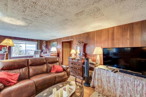 ‘Rustic Chic’ Retreat: 4 Mi to Kennywood! in West Mifflin (PA)