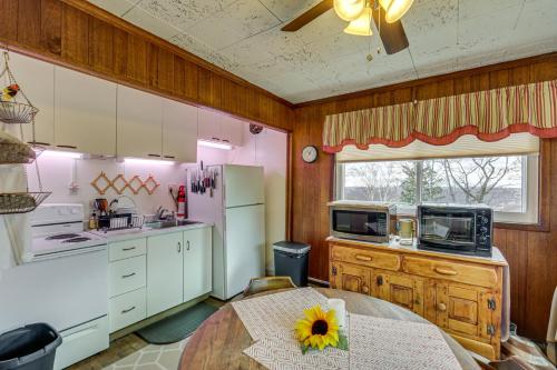 ‘Rustic Chic’ Retreat: 4 Mi to Kennywood! in West Mifflin (PA)