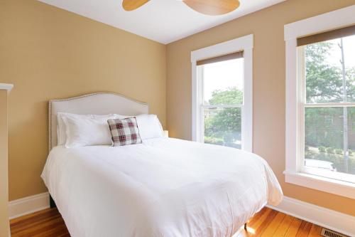 Home with Garage, Hot Tub, near OSU & Short North in Columbus, USA