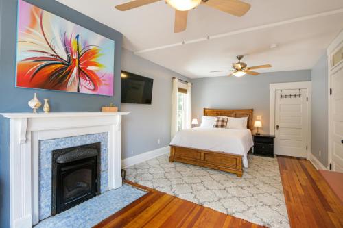 Home with Garage, Hot Tub, near OSU & Short North in Columbus, USA
