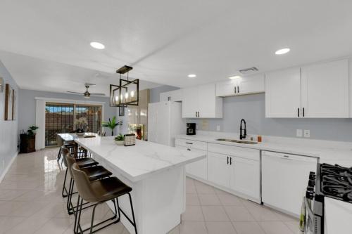 Luxury 4BR Vegas Retreat with Pool 10 Mins to Strip, Las Vegas (foto 3)