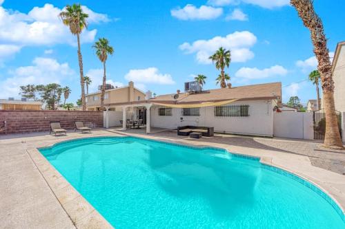 Luxury 4BR Vegas Retreat with Pool 10 Mins to Strip