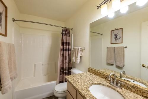 Decks, Fire Pit, 10 Min To Skiing, Walk To Lake Decks, Fire Pit, 10 Min To Skiing, Walk To Lake