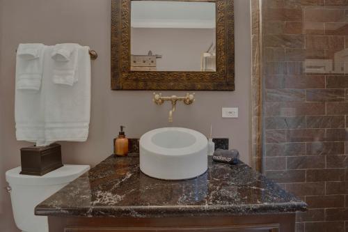 Queen Room image 6