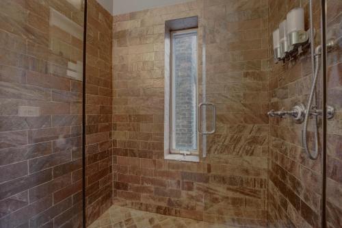 Queen Room image 7