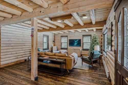 Log Cabin Fireplace Upper Valley - Wooded Chalet in 奎奇