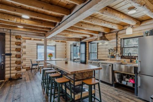 Log Cabin Fireplace Upper Valley - Wooded Chalet in 奎奇