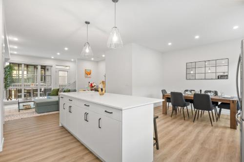 Spacious 3 Story Townhome, 2 Car Garage, Sleeps 8, Heater & AC, King Bed, Easy Ski Access, Next to WinSport, 10km from Calgary Downtown, Near Banff