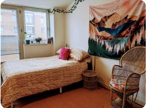 Colourful en-suite room in a penthouse on the docks!, Liverpool (photo 4)