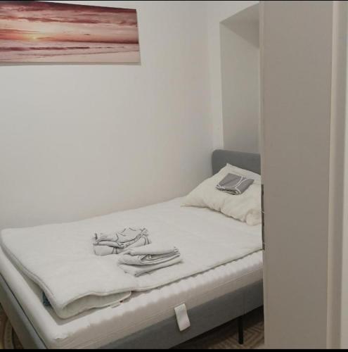 Gutbau com, Whole Apartment 4u, Self-Check-in, Top-Location, Underground & Shops under window, 3-5min Walking to Swimming & footbal Stadion, Wake-up in sunshine 5