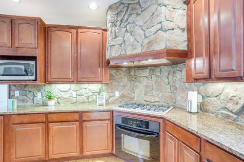 Hot Tub and Amenity Access Lake Anna Retreat!