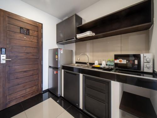 Kitchen, Samutprakarn Hotel in Samut Prakan