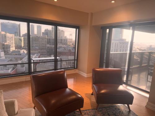 Luxurious and Spacious 2-Bedroom Condo Unit Downtown San Diego in the Heart of the Gaslamp Quarter - 30-Day Min thumb 3