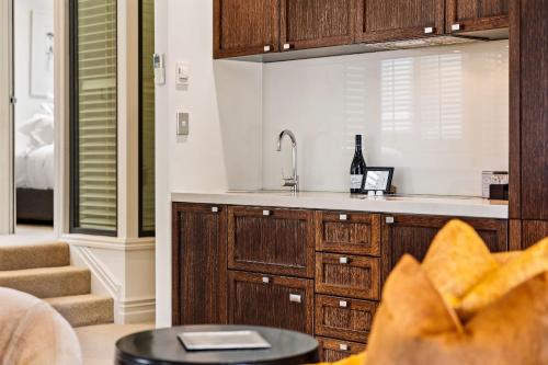 Ben Lomond 1 Top Floor Lakeshore Apartment - main image