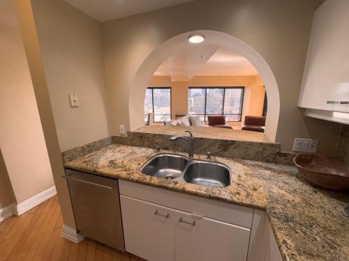 Luxurious and Spacious 2-Bedroom Condo Unit Downtown San Diego in the Heart of the Gaslamp Quarter - 30-Day Min detail