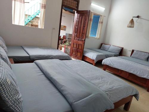 4 queen beds