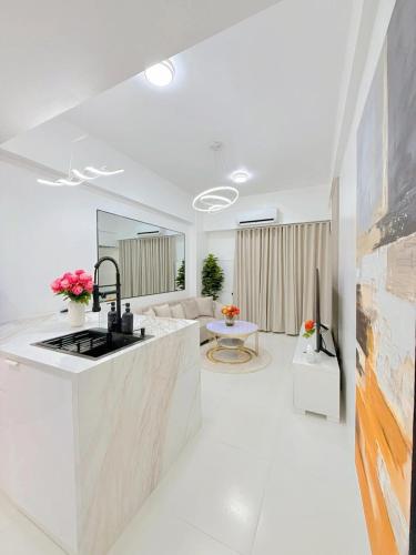 Le Luxe 102 by Ara li, Manila