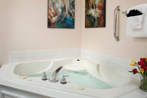 Maine Stay Inn and Cottages