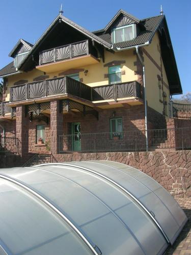 Balatoni Panoráma Villa - image 8