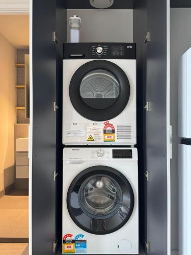 Elegant 1B apt Central Melbourne w unreal view #2 PA44