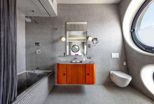 room detail thumbnail 2