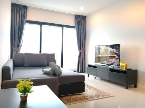 A Stylish High-Floor Suite Next to Komtar JBCC