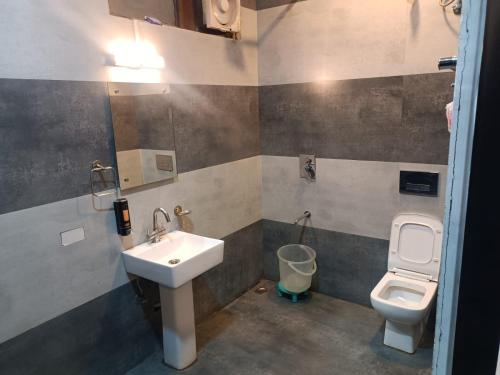 Shower, Hotel Kuber in Sonipat
