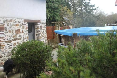 Peldbaseins, Le Val Insolite in Maure-de-Bretagne