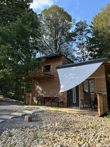 Kousek klidu pod skálou (Kousek klidu pod skalou) in Mníšek