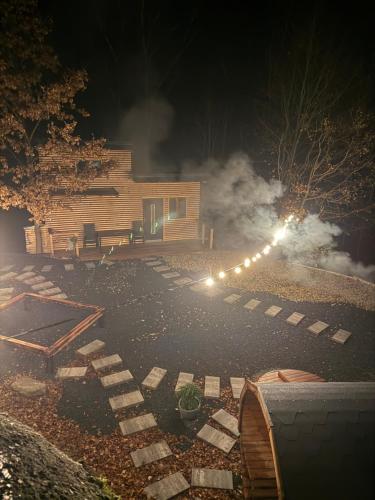 Kousek klidu pod skálou (Kousek klidu pod skalou) in Mníšek