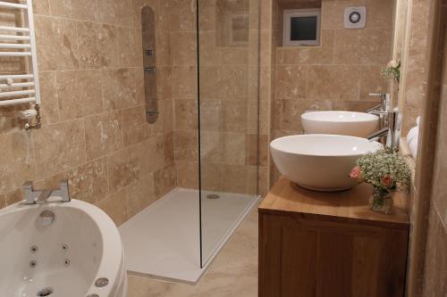 Bathroom, Ashford House 2 bedroom Apartment 'outdoor bathing tub' in Robin Hood's Bay