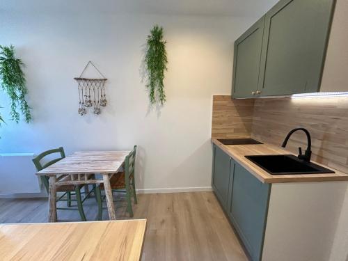 L'ancienne ferme du château entre Paris et Disney (L'ancienne ferme du chateau entre Paris et Disney) in Клолюжьян