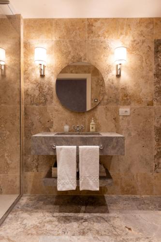 Queen Suite image 8