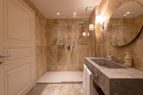 Queen Suite image 7