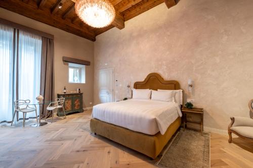 Queen Suite room in Palazzo Doni by Florence Art Apartments