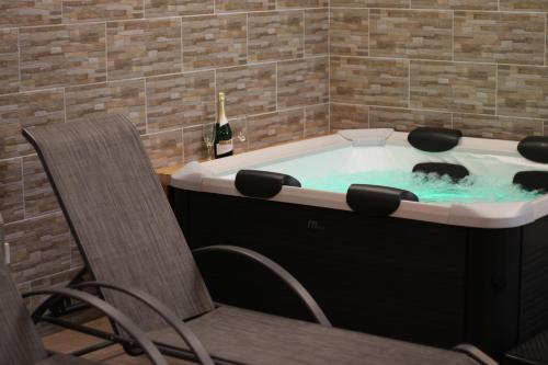 wanna z hydromasażem, Hotel Bacchus Panzio in Eger