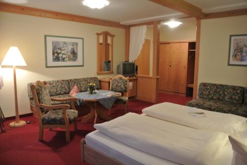 1 king bed, 2 twin beds