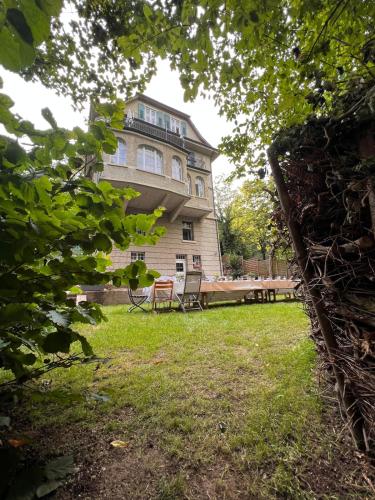 4 Story, 12 beds, home near Eurovision Contest – khách sạn tại Bruderholz