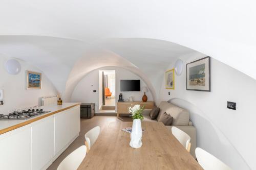 One-Bedroom Apartment image 4