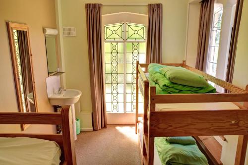 Dormitory Room with Shared Bathroom (5 Adults)