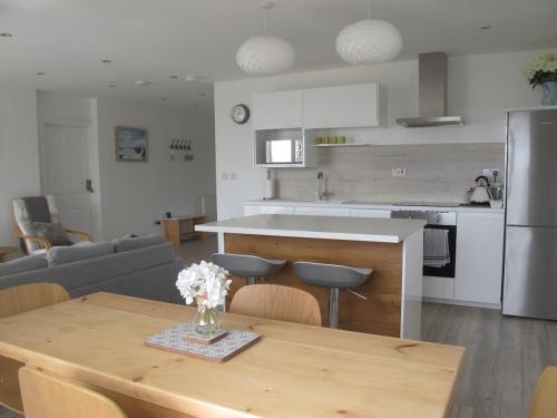 廚房, Beautiful 2 bed apartment with stunning sea views in 烏爾拉考姆比