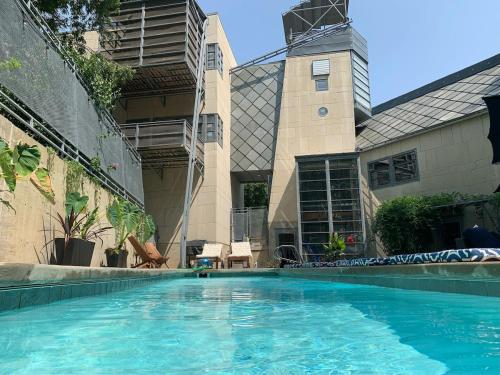 The Architect's Modern Castle – khách sạn tại Lawrence